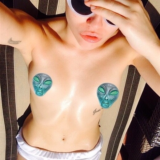 Miley Cyrus Topless Instagram